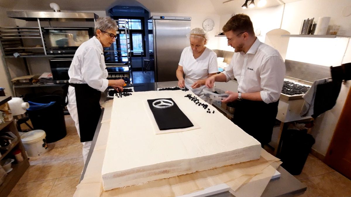 Cukrářka z Frýdku-Místku vyrobila téměř půlmetrákový dort. Dělala ho tři dny